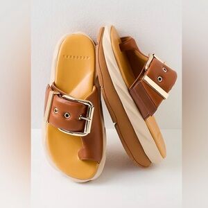 EUC 4CCCCEES Mellow Glow Sandals